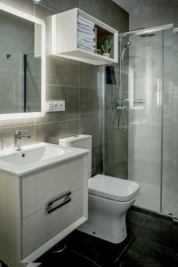 A bathroom at Apartamentos Turisticos Moret 11 - 2A