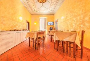 un ristorante con tavoli e sedie in una stanza di Hotel Costantini a Firenze