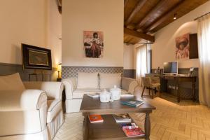 uma sala de estar com um sofá e uma mesa em Masseria Agnello em Realmonte