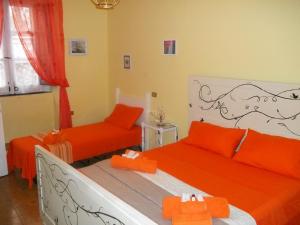Un pat sau paturi într-o cameră la Welcome to the "Rossinelli Lodge"