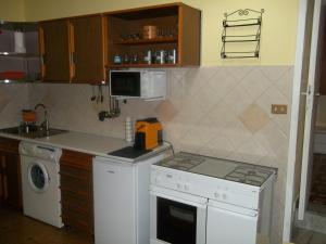A kitchen or kitchenette at Welcome to the "Rossinelli Lodge"