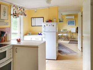 una cucina con frigorifero bianco in una camera di 4 person holiday home in RKELJUNGA a Orkelljunga