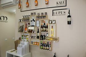 uma loja com garrafas de vinho na parede em La Maison em Vallata