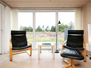 2 chaises et une table dans une chambre avec fenêtres dans l'établissement 4 person holiday home in Thisted, à Thisted