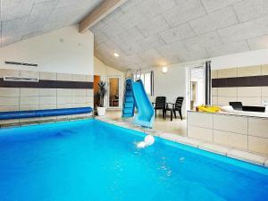Bazén v ubytování 24 person holiday home in Glesborg nebo v jeho okolí