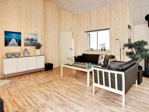 Fjellerup Strandにある24 person holiday home in Glesborgのリビングルーム(ソファ、テーブル付)