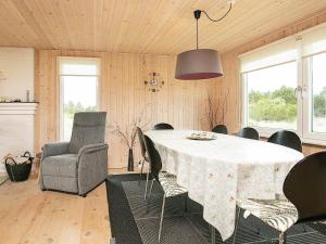 uma sala de jantar com uma mesa e uma cadeira em 4 person holiday home in Thisted em Thisted