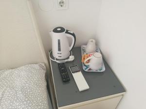 Příslušenství pro přípravu čaje a kávy v ubytování Most Hostel