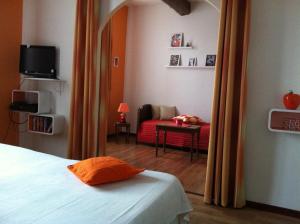 TV a/nebo společenská místnost v ubytování Logis Auberge De Tavel