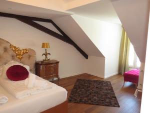 A bed or beds in a room at Boutique-Hotel „Altes Rathaus“