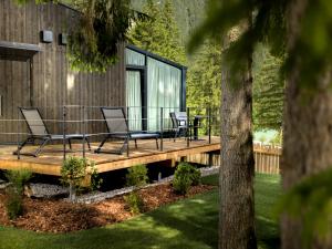 Vonkajšia záhrada v ubytovaní Skyview Chalets am Camping Toblacher See