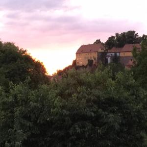 Východ nebo západ slunce při pohledu z apartmánu nebo okolí