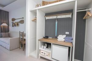 ein kleines Zimmer mit einem Bett und einem Tisch mit einem Spiegel in der Unterkunft Marina Express-Fisherman Aonang in Ao Nang Beach