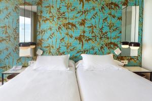 two beds in a room with a wallpaper at HM Gran Fiesta in Playa de Palma