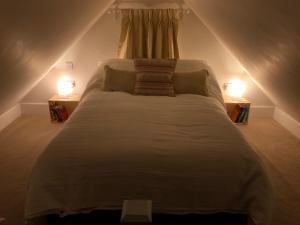 The Little Barn - Self Catering Holiday Accommodation tesisinde bir odada yatak veya yataklar