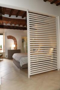 sypialnia z dużymi przesuwnymi drzwiami i łóżkiem w obiekcie Appartamento Cilembrini w mieście Montevarchi