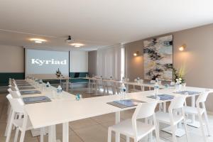 una sala conferenze con tavolo bianco e sedie bianche di Kyriad Montpellier Sud - A709 a Montpellier