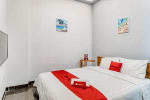 Tempat tidur dalam kamar di RedDoorz Plus near Taman Ismail Marzuki