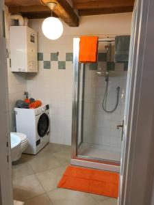 a bathroom with a shower and a washing machine at Appartamento Cilembrini in Montevarchi