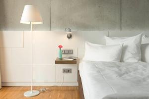 Postel nebo postele na pokoji v ubytování Factory Hotel