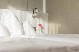 Postel nebo postele na pokoji v ubytování Factory Hotel