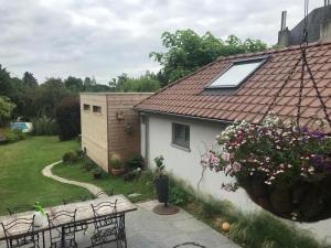 a backyard with a house with a solar roof at Le Buis in Genval