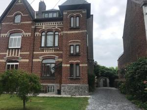 un edificio di mattoni rossi con un sentiero di fronte di Le Buis a Genval