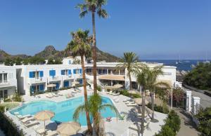 een uitzicht op een resort met een zwembad en palmbomen bij Les Sables Noirs & Spa in Vulcano