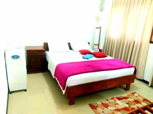 Rúm í herbergi á 59B Rest Inn Ella