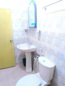Łazienka z białą toaletą i umywalką w obiekcie 59B Rest Inn Ella w mieście Ella