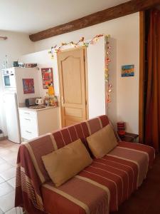 sala de estar con sofá y cocina en Appartement de charme à 50m de la plage de sable en Collioure