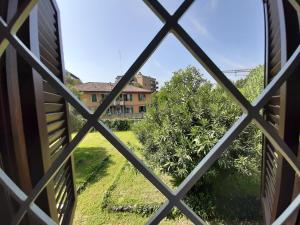 een uitzicht vanuit het raam van een huis bij Casa Bibì in Bergamo