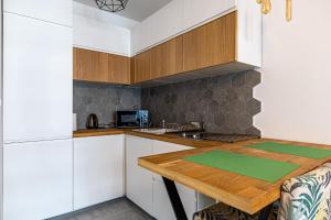 Kuchyňa alebo kuchynka v ubytovaní Apartament OdraTower (wroc4night)