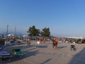 een groep mensen die op het strand rondlopen bij Da Enzo in Desenzano del Garda