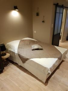 una camera da letto con un grande letto con lenzuola bianche di OPERAPPART a Tolone