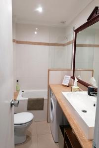 a bathroom with a sink and a toilet and a tub at CARROS 19 in Vilanova i la Geltrú