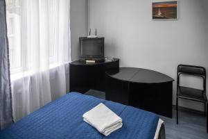 1 dormitorio con cama, mesa y TV en Vilnius Centre Flat, en Vilna