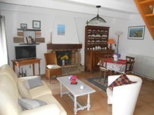 ein Wohnzimmer mit einem Sofa und einem Kamin in der Unterkunft Ty Coz in Saint-Ségal