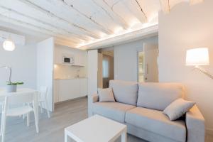 a living room with a couch and a table at APARTAMENTOS TURISTICOS - PAPEL ARMADO - Calle Caldereros 33 in Tudela