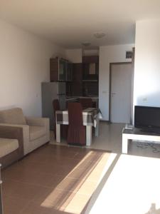 una sala de estar con un sofá y una mesa en Apartment on the sea at St Nikolas Complex-Ira, en Chernomorets