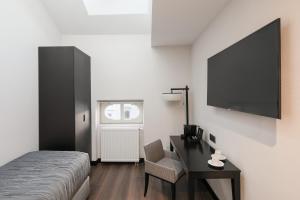 TV a/nebo společenská místnost v ubytování Quentin Prague Hotel