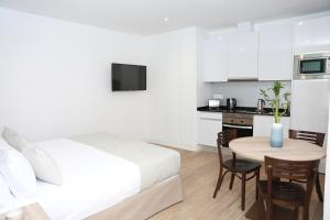 A kitchen or kitchenette at New Point Opera