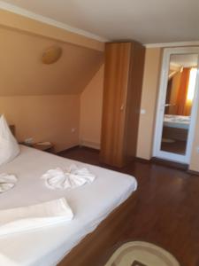 1 dormitorio con cama blanca con arco en Vila Tom Cris, en Campina