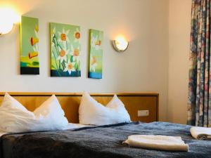 ein Schlafzimmer mit einem Bett mit weißen Kissen in der Unterkunft Ferienwohnung im Dünenpark in Binz