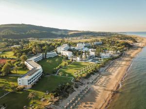 eine Luftansicht eines Resorts am Strand in der Unterkunft ROBINSON KYLLINI BEACH - All Inclusive in Kyllini