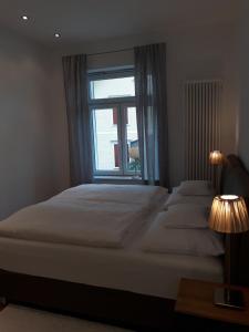 ジークマールシュツェルにあるAdlerhorst Suite Adults onlyのベッドルーム1室(ベッド2台、窓付)