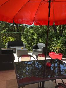 Zahrada ubytování L'AMANDERAIE PISCINE PRIVEE à côté de LOURMARIN LUBERON