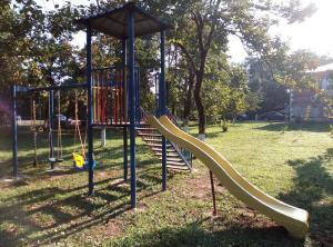 um parque infantil com escorrega num parque em Guest House Danelia em Martvili