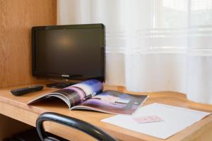 TV a/nebo společenská místnost v ubytování Hotel Benacus