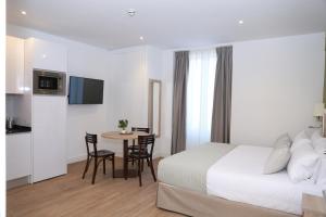 A bed or beds in a room at New Point Opera Még 37 kép